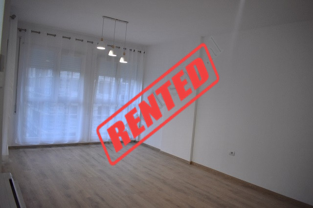 Apartament 1+1 me qira ne fund te rruges Don Bosko, prane Kompleksit Fiori Di Bosko ne Tirane.
Esht